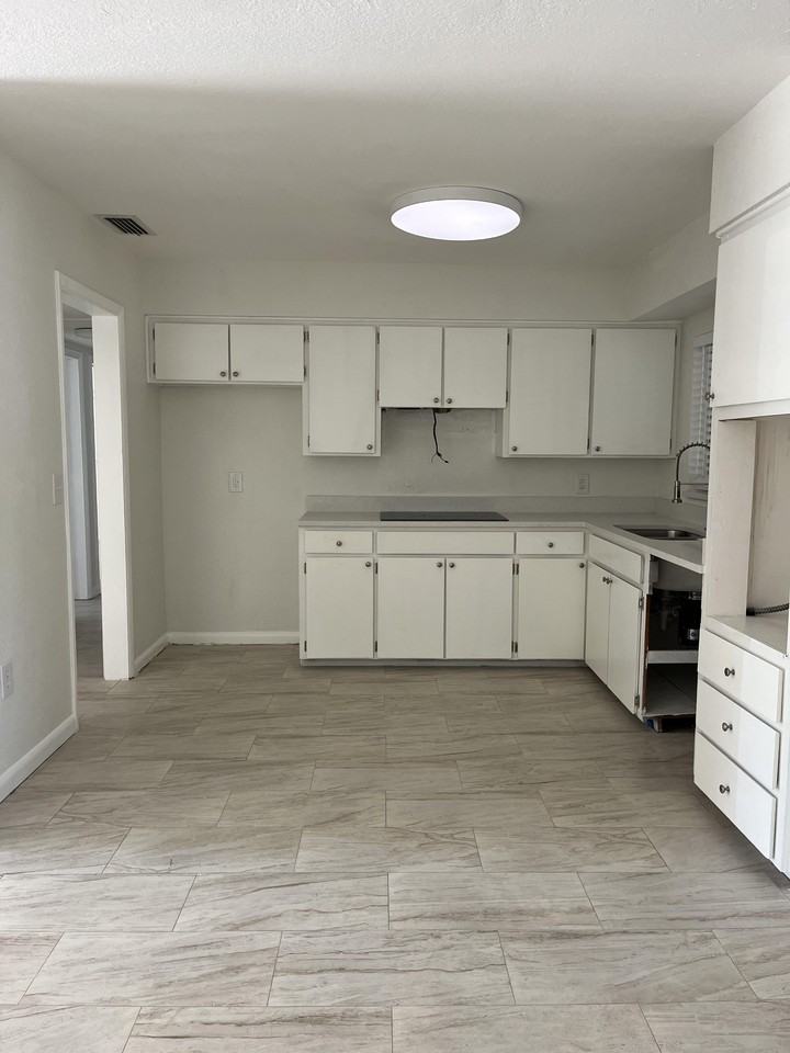 1213 Roger Babson Rd #1 - Photo 3 of 20