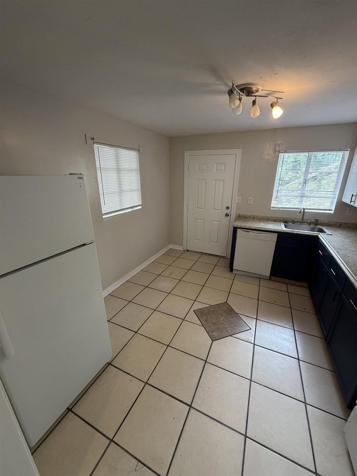 318 E Pershing St - Photo 4 of 13