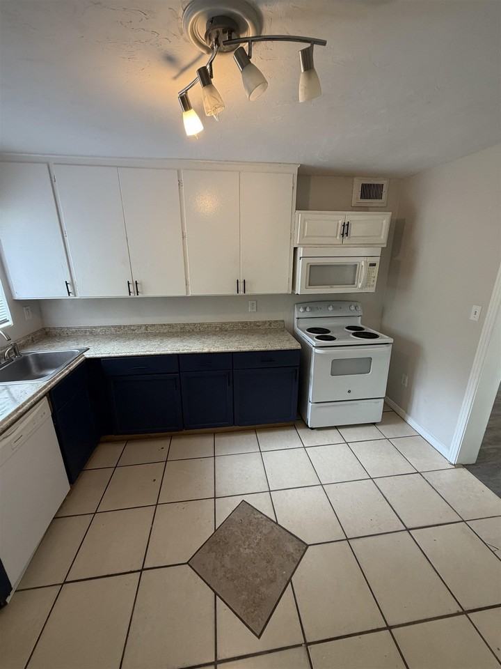 318 E Pershing St - Photo 5 of 13