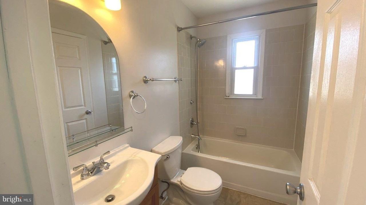 7625 Post Rd - Photo 3 of 15