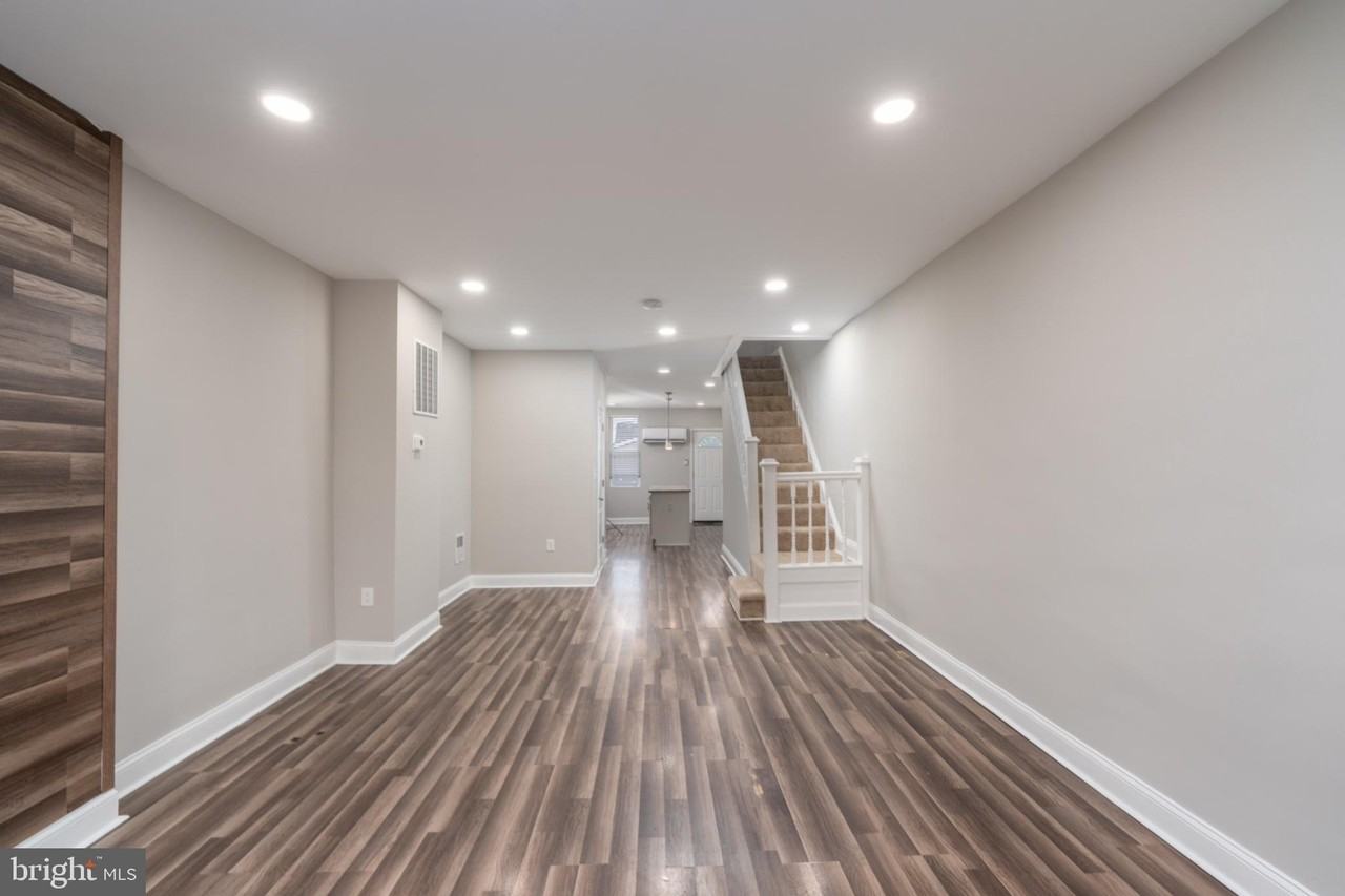1521 Carswell St - Photo 2 of 16
