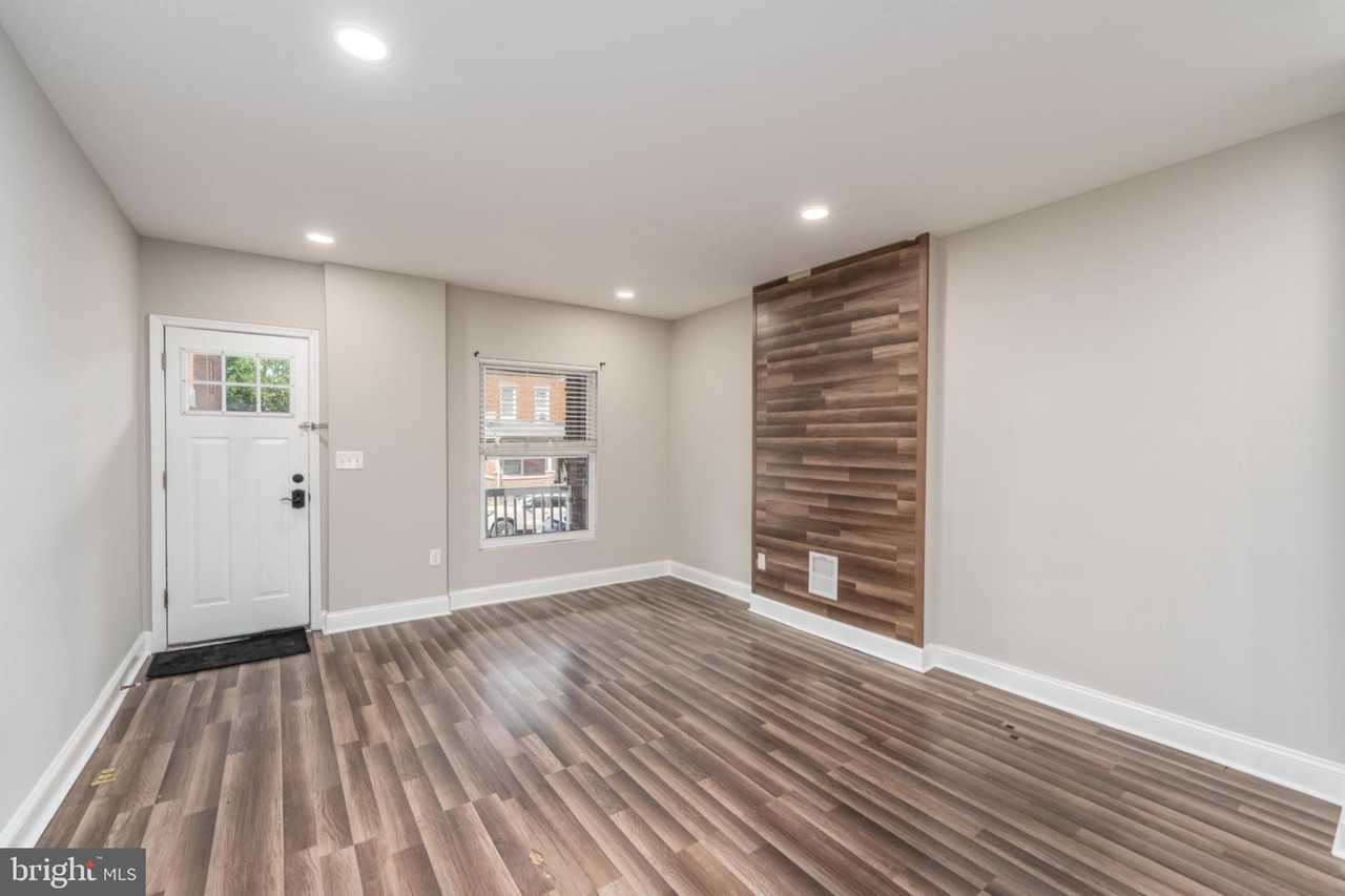 1521 Carswell St - Photo 3 of 16