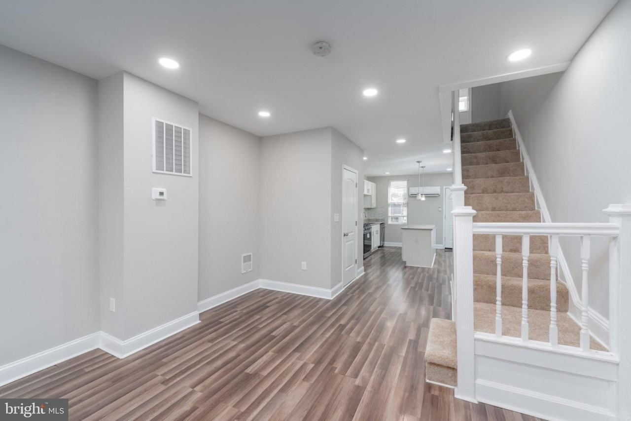 1521 Carswell St - Photo 4 of 16