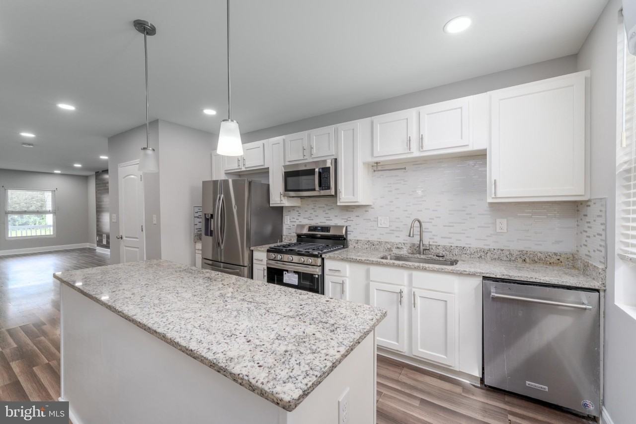 1521 Carswell St - Photo 5 of 16