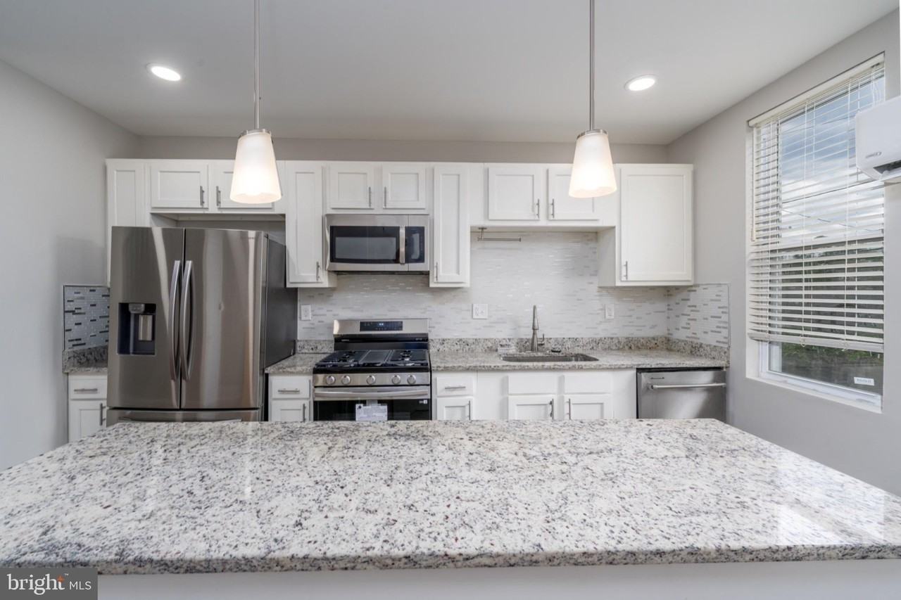 1521 Carswell St - Photo 6 of 16
