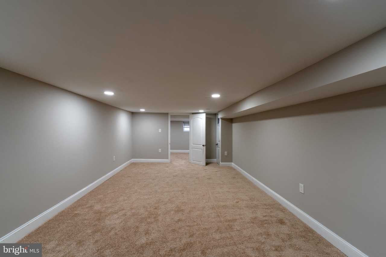 1521 Carswell St - Photo 7 of 16