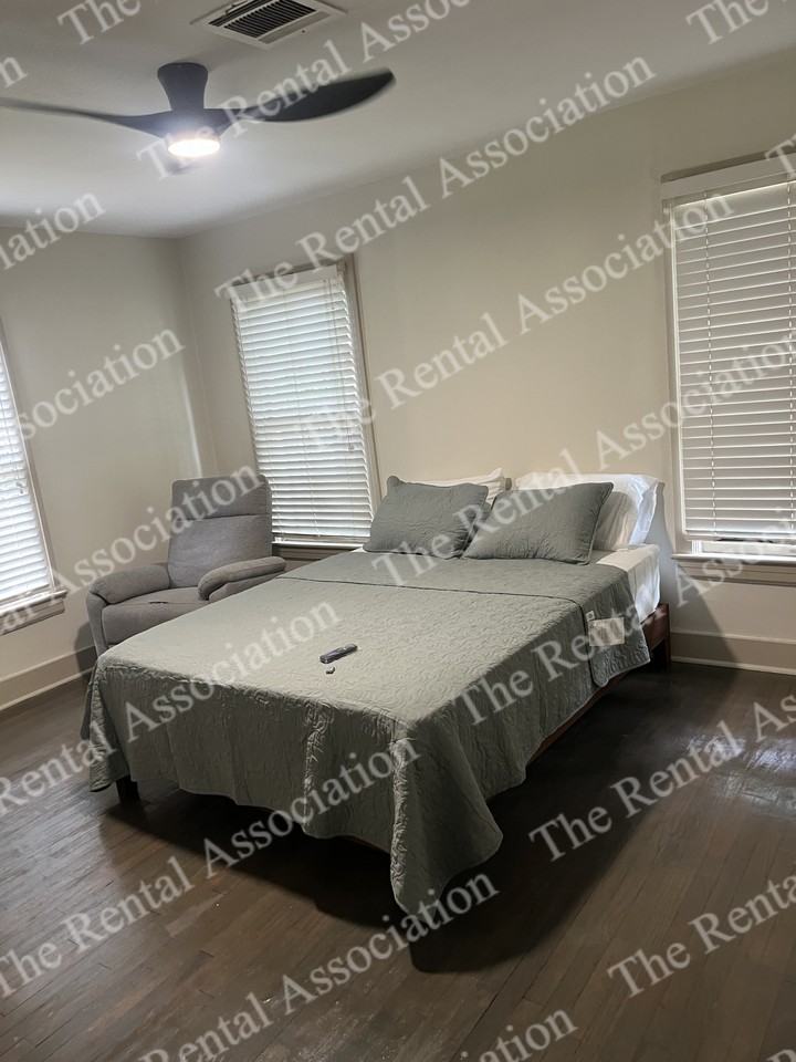 1003 Emerson St #1 - Photo 4 of 11