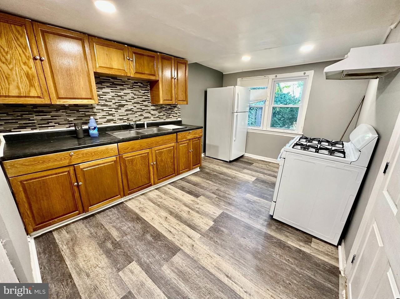 405 Lawrence St - Photo 3 of 15
