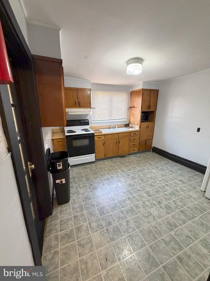 225 Wood St #1 - Photo 4 of 14