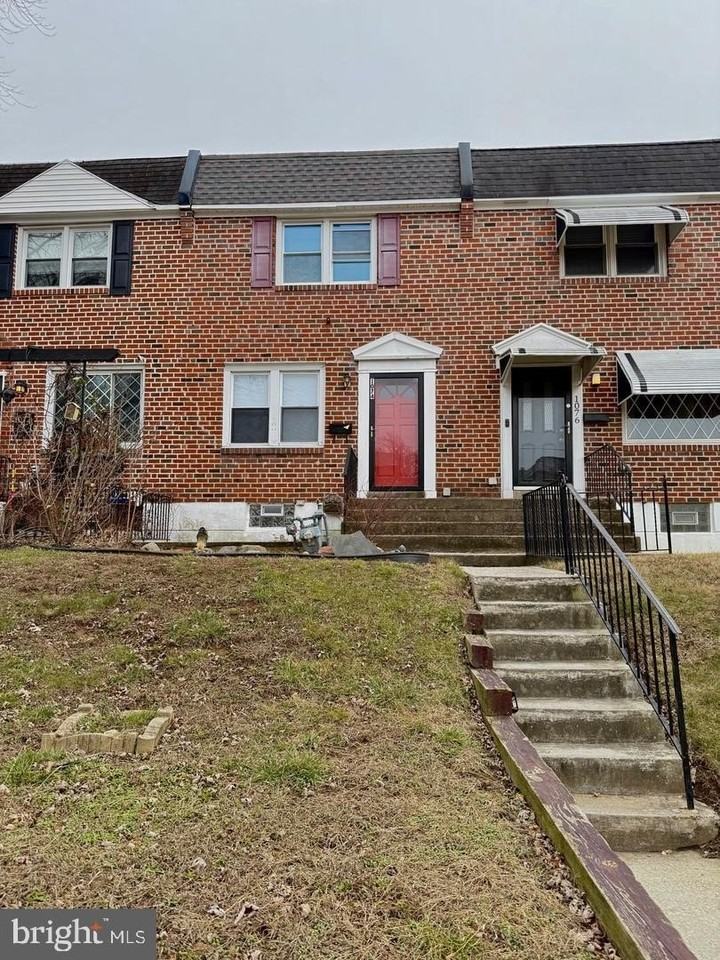 1074 N Academy Ave - Photo 2 of 14