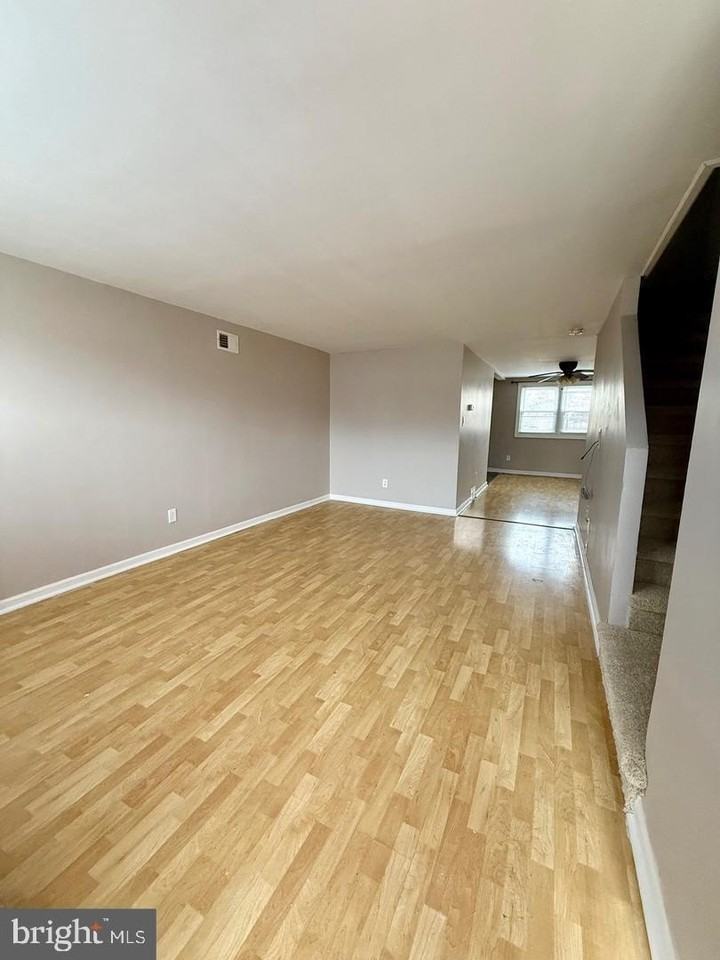 1074 N Academy Ave - Photo 3 of 14
