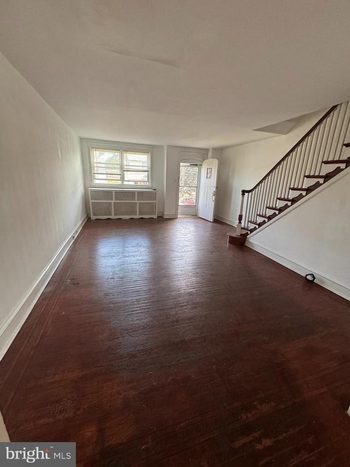 249 N Linden Ave - Photo 3 of 7