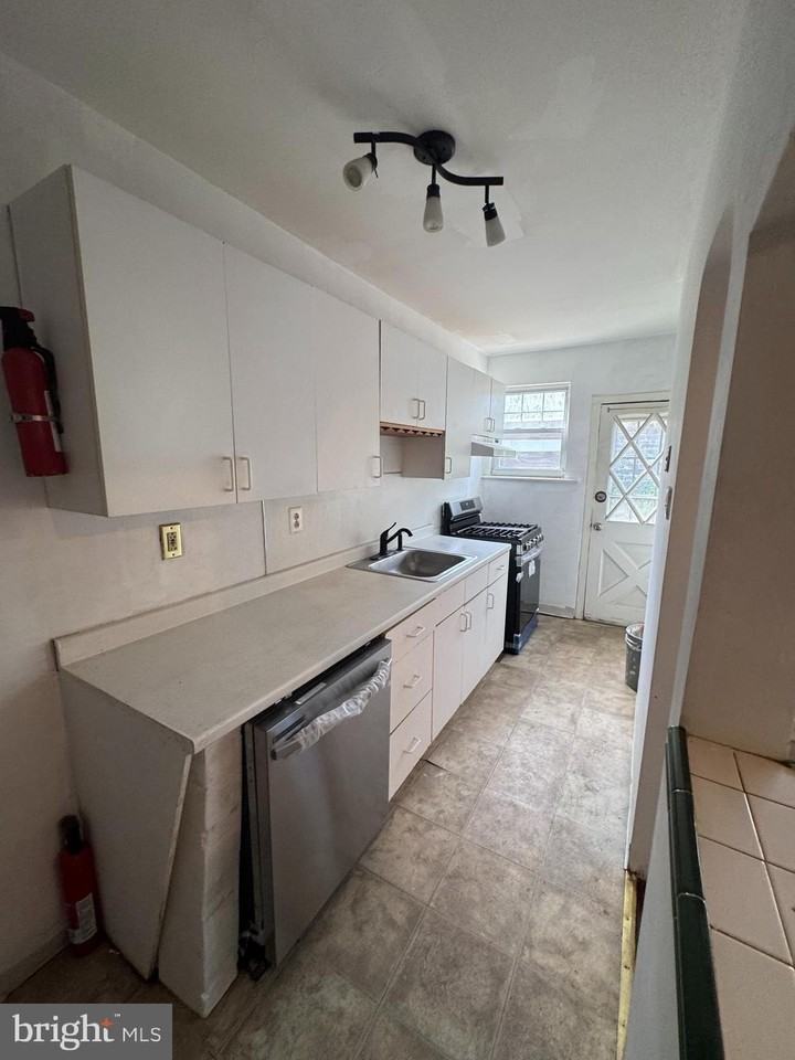 249 N Linden Ave - Photo 5 of 7