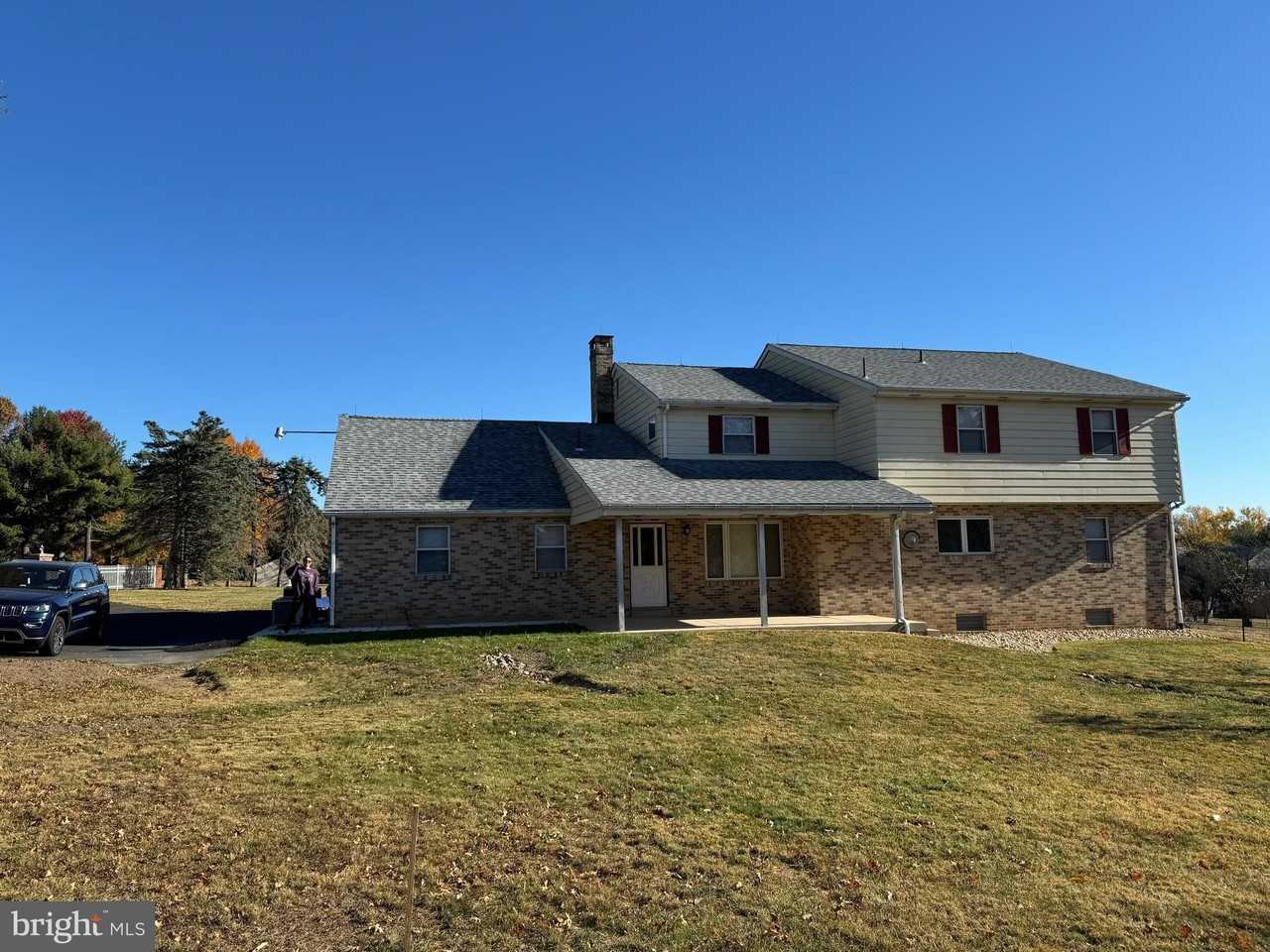 1305 Hawthorne Ln - Photo 2 of 33