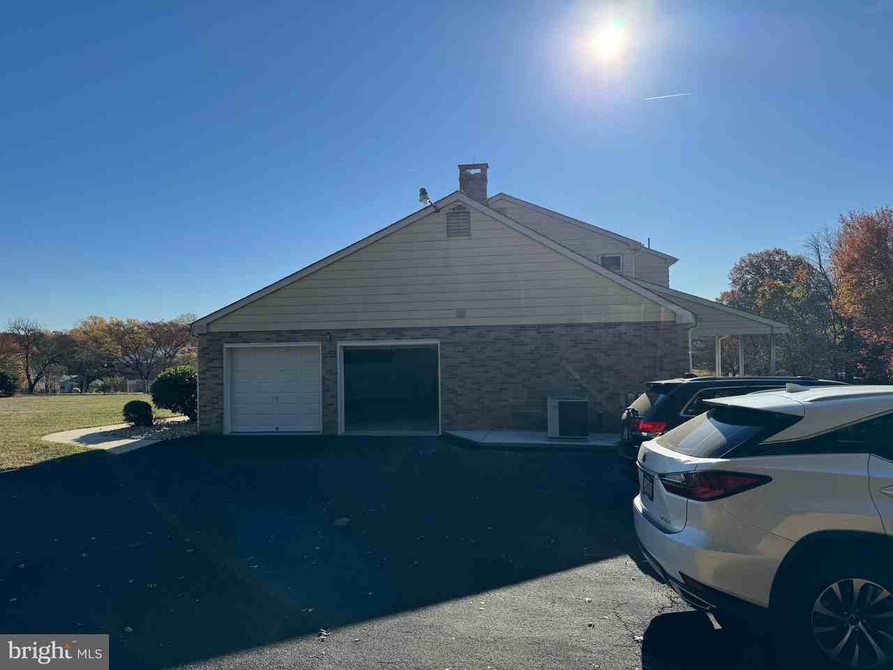 1305 Hawthorne Ln - Photo 3 of 33