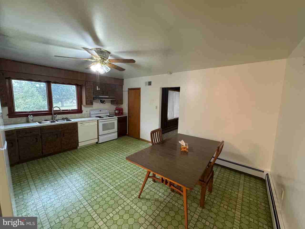 1305 Hawthorne Ln - Photo 4 of 33