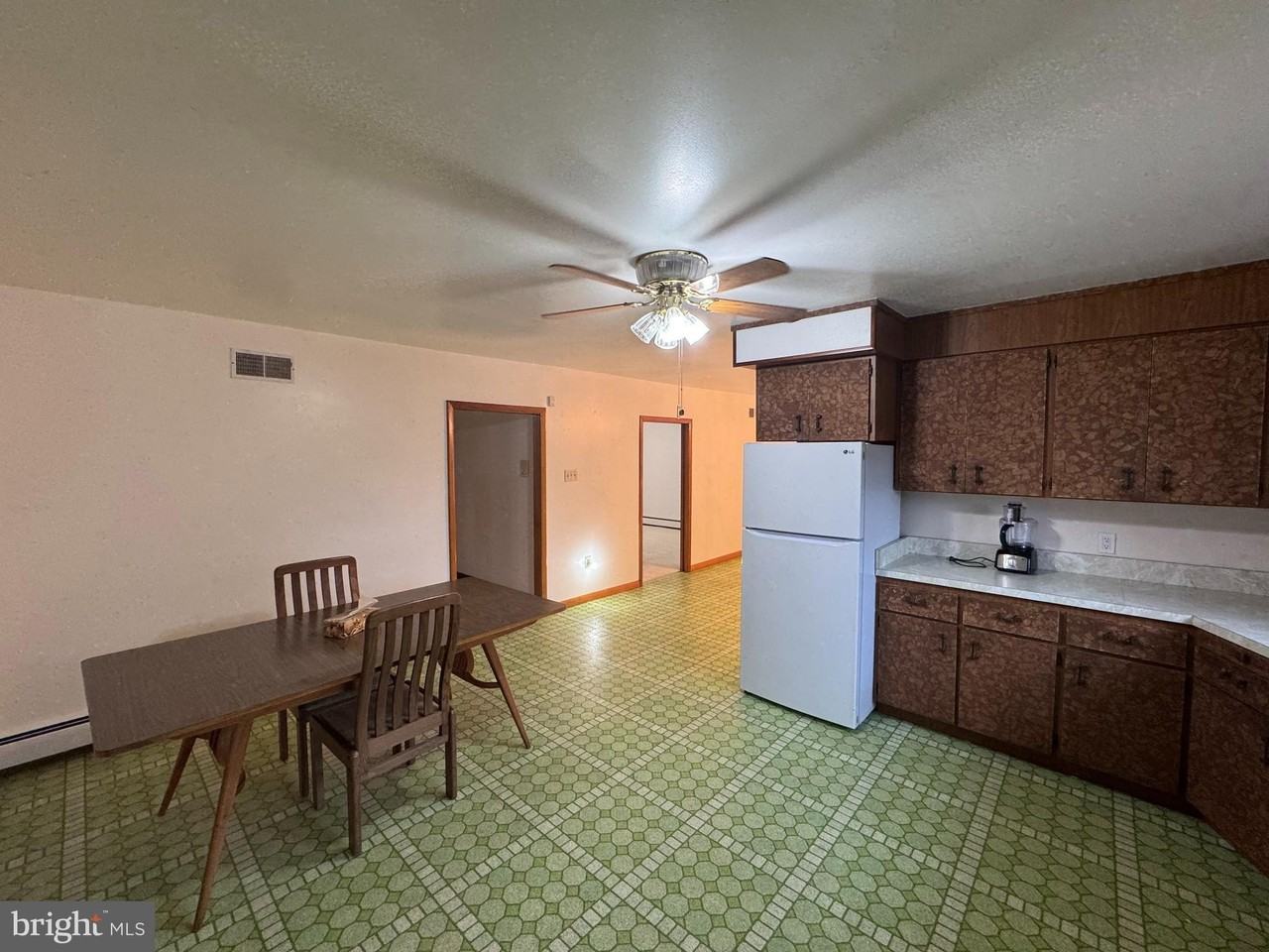 1305 Hawthorne Ln - Photo 5 of 33