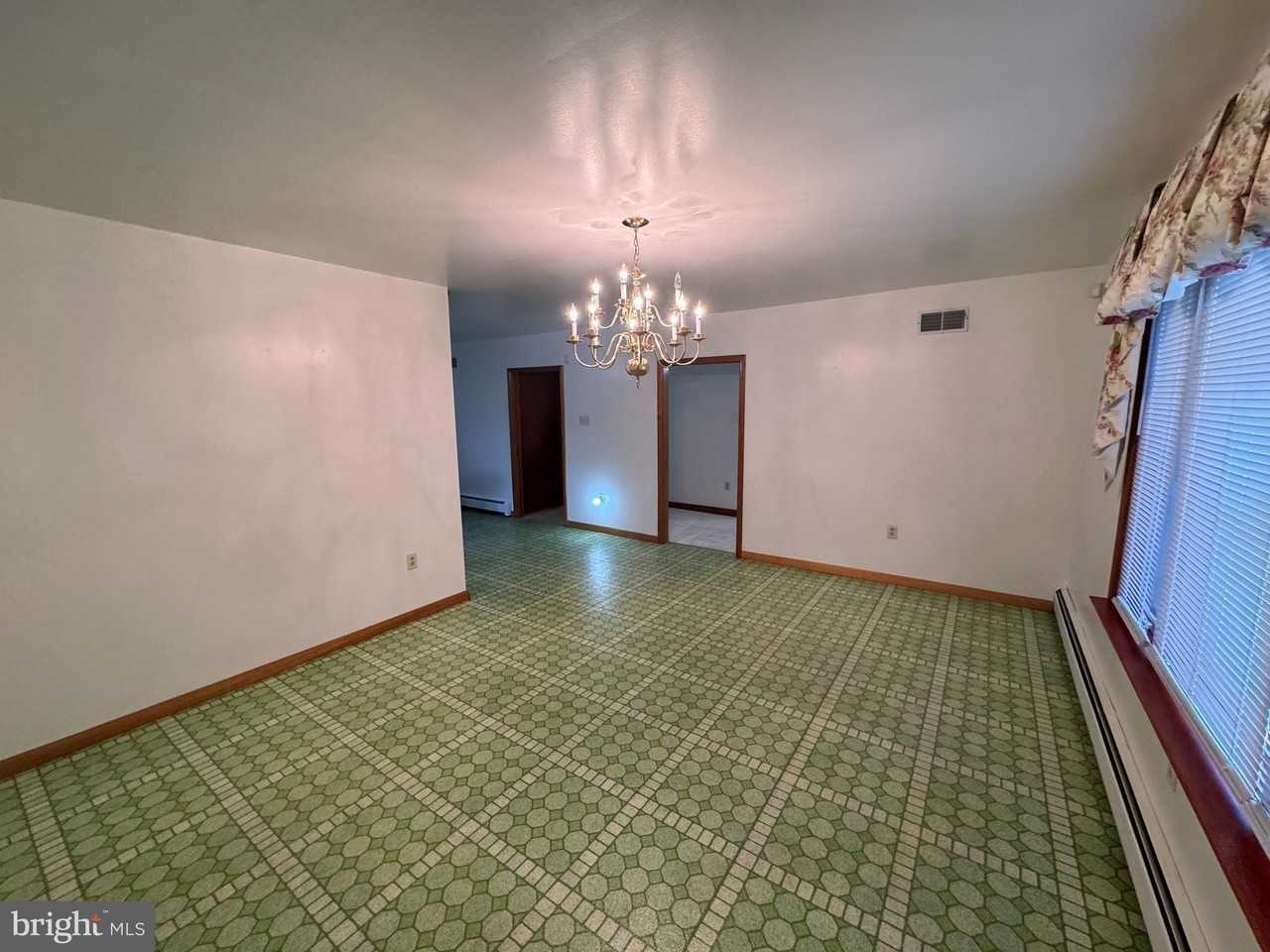 1305 Hawthorne Ln - Photo 6 of 33