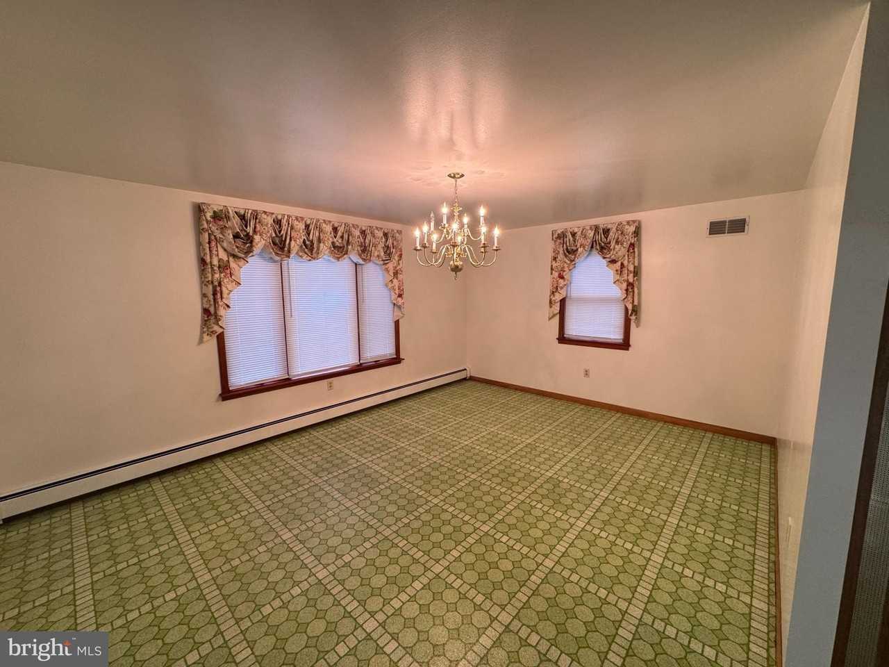 1305 Hawthorne Ln - Photo 7 of 33