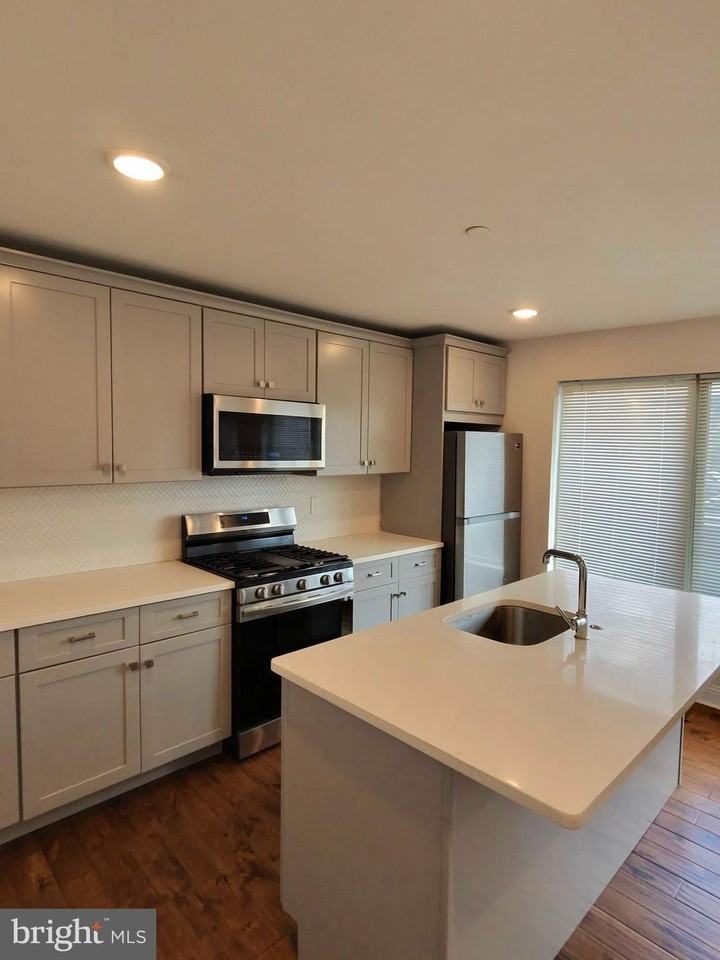 41 W Wildey St #1 - Photo 2 of 17