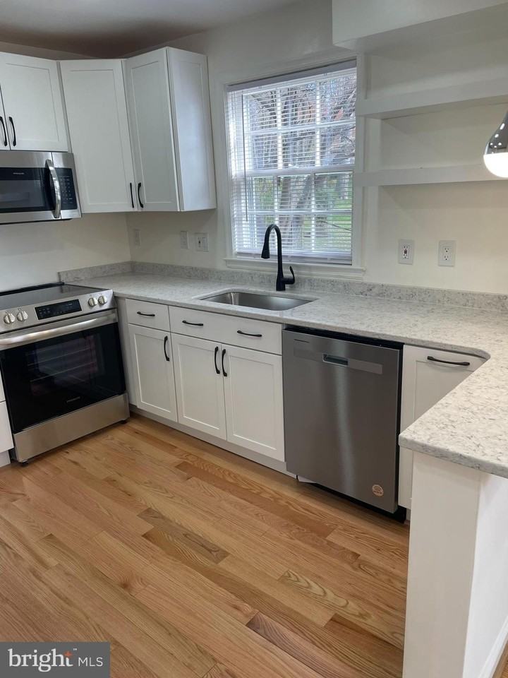 2924 Marshall St - Photo 5 of 49