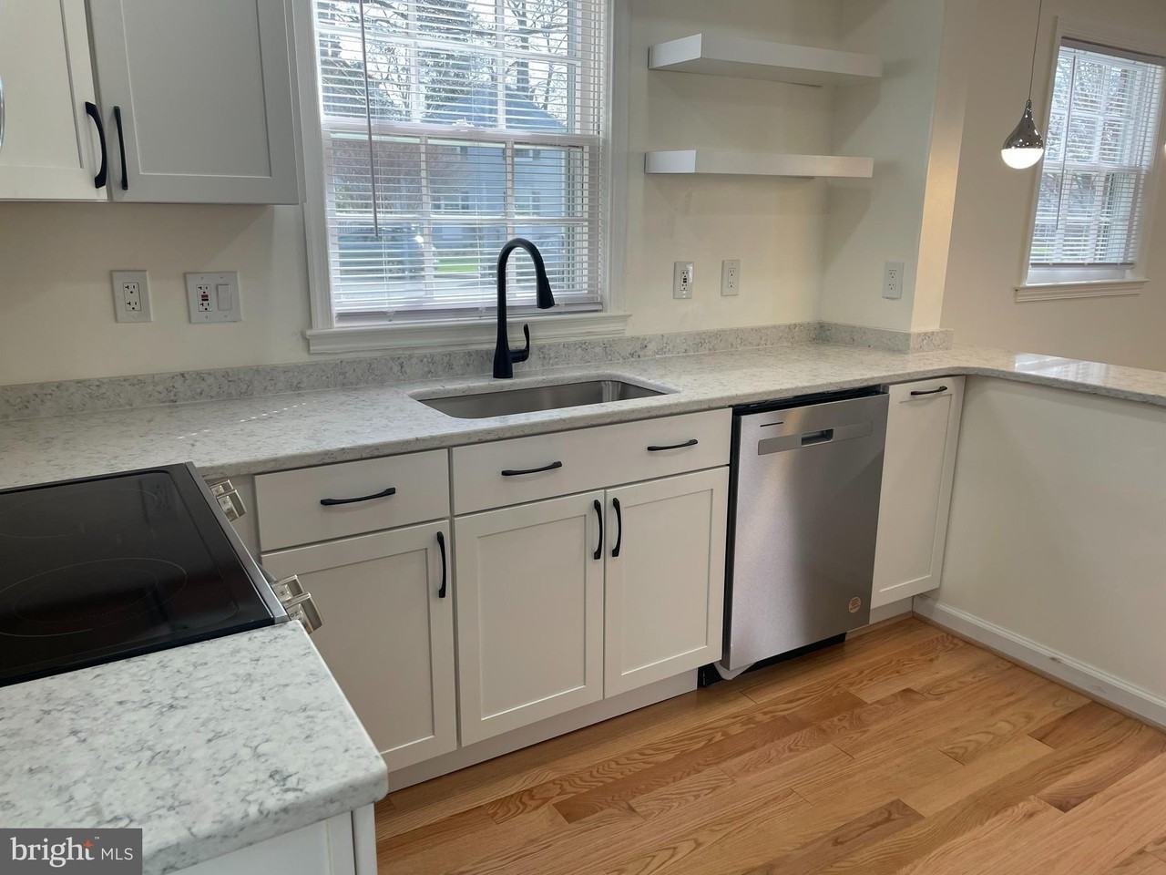 2924 Marshall St - Photo 6 of 49