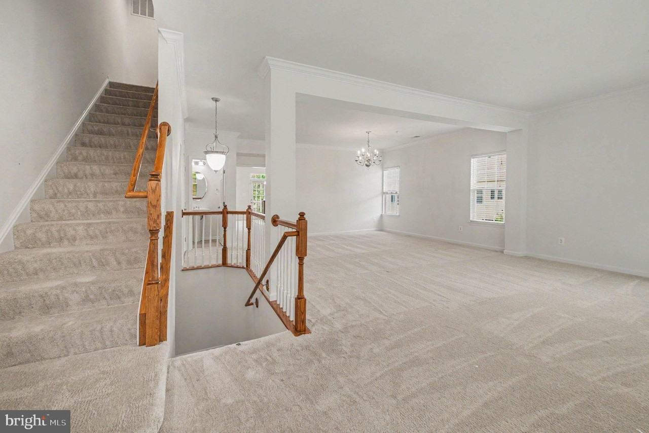 15131 Leicestershire St - Photo 4 of 29