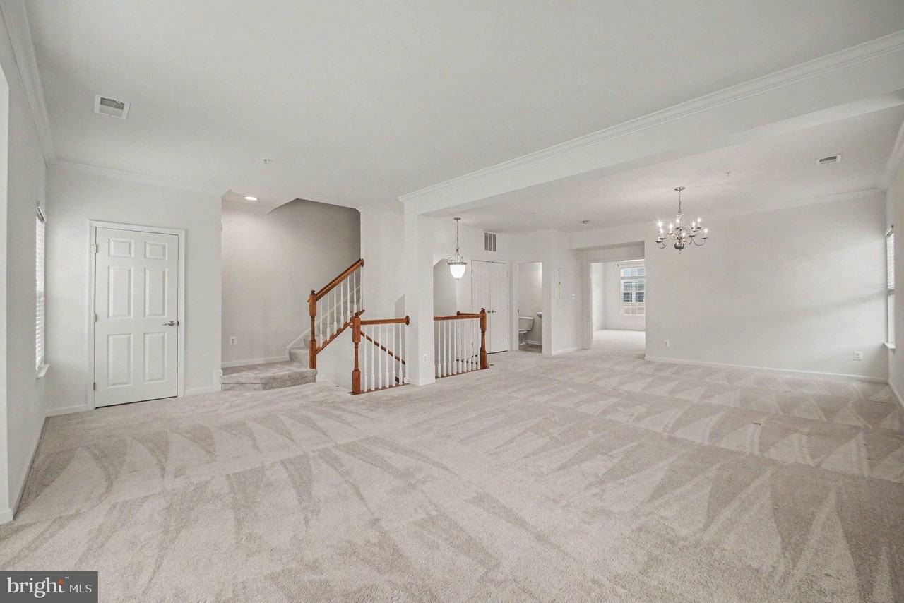 15131 Leicestershire St - Photo 5 of 29