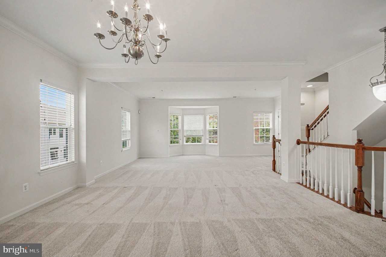 15131 Leicestershire St - Photo 6 of 29