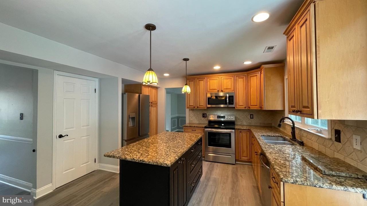 31 Ballantrae Ct - Photo 3 of 37