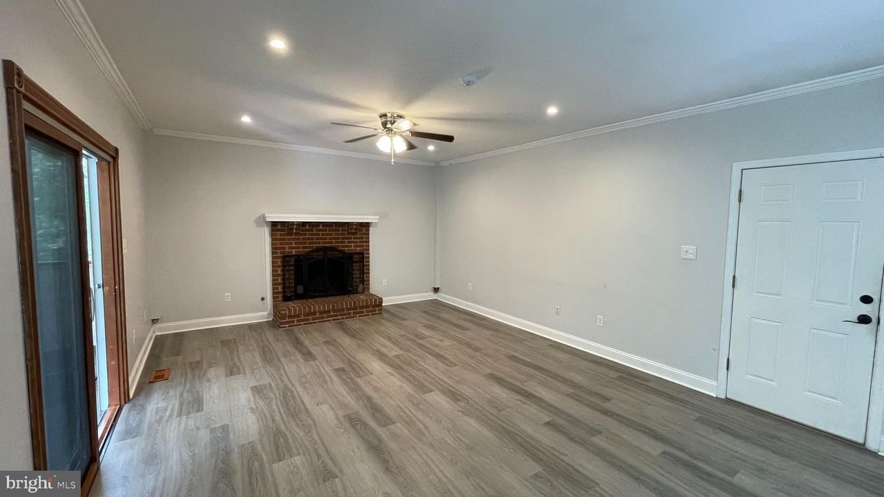 31 Ballantrae Ct - Photo 7 of 37