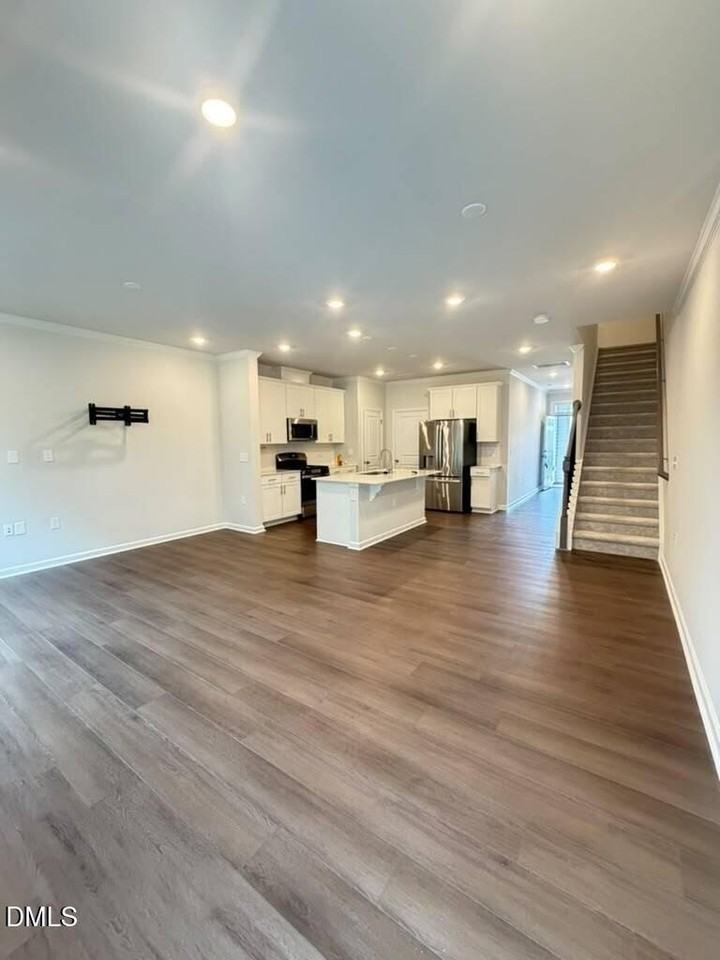 282 Paramount Dr - Photo 4 of 28
