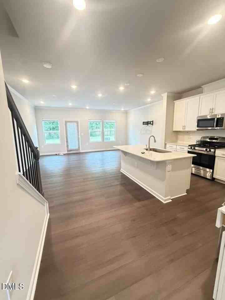 282 Paramount Dr - Photo 5 of 28