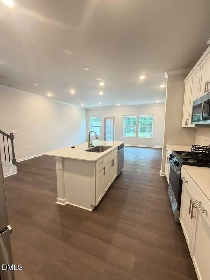 282 Paramount Dr - Photo 6 of 28