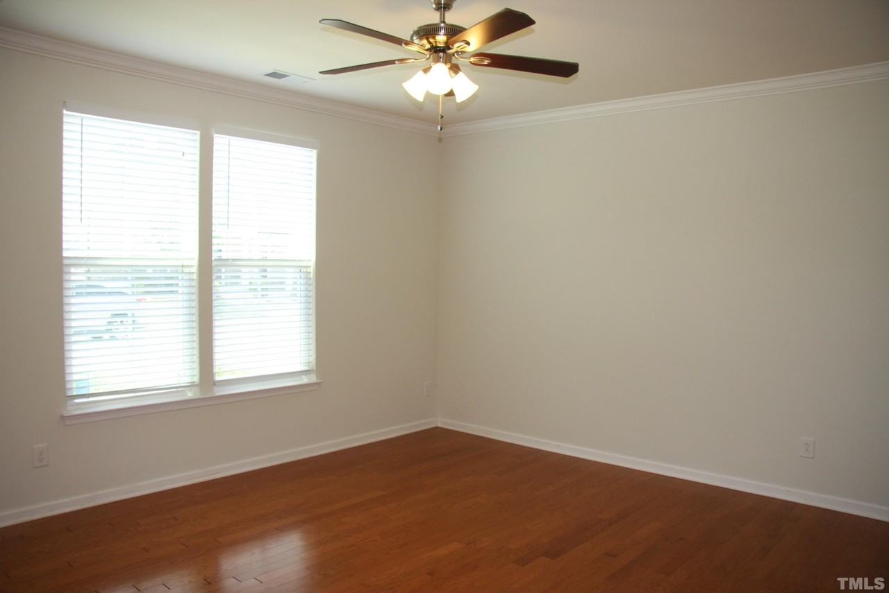 1012 Semora Ln - Photo 3 of 32