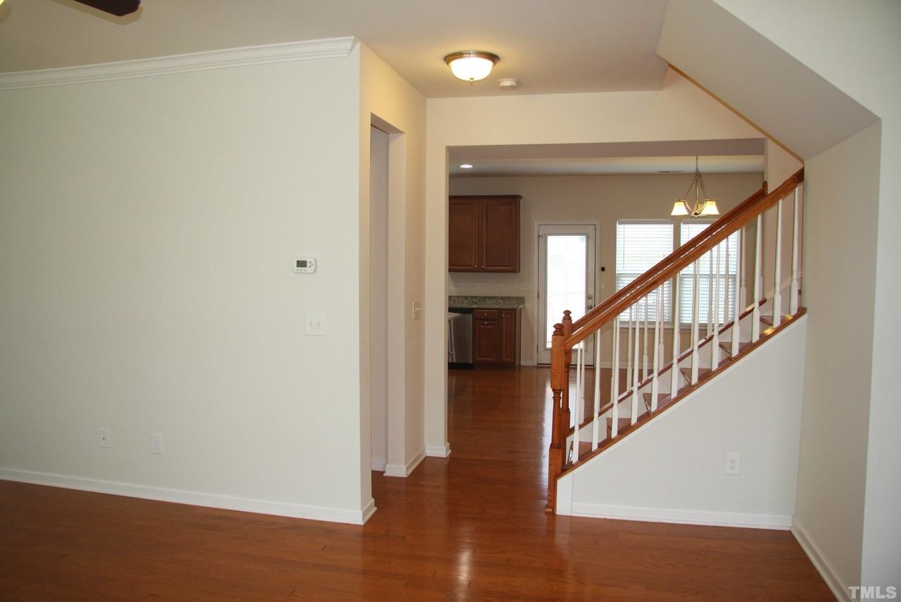 1012 Semora Ln - Photo 4 of 32