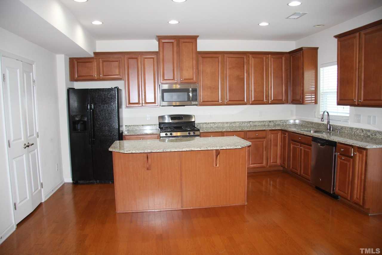 1012 Semora Ln - Photo 5 of 32