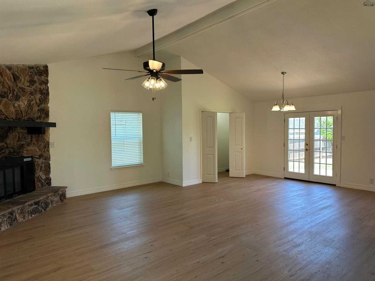 2909 S Bandera Dr - Photo 2 of 11