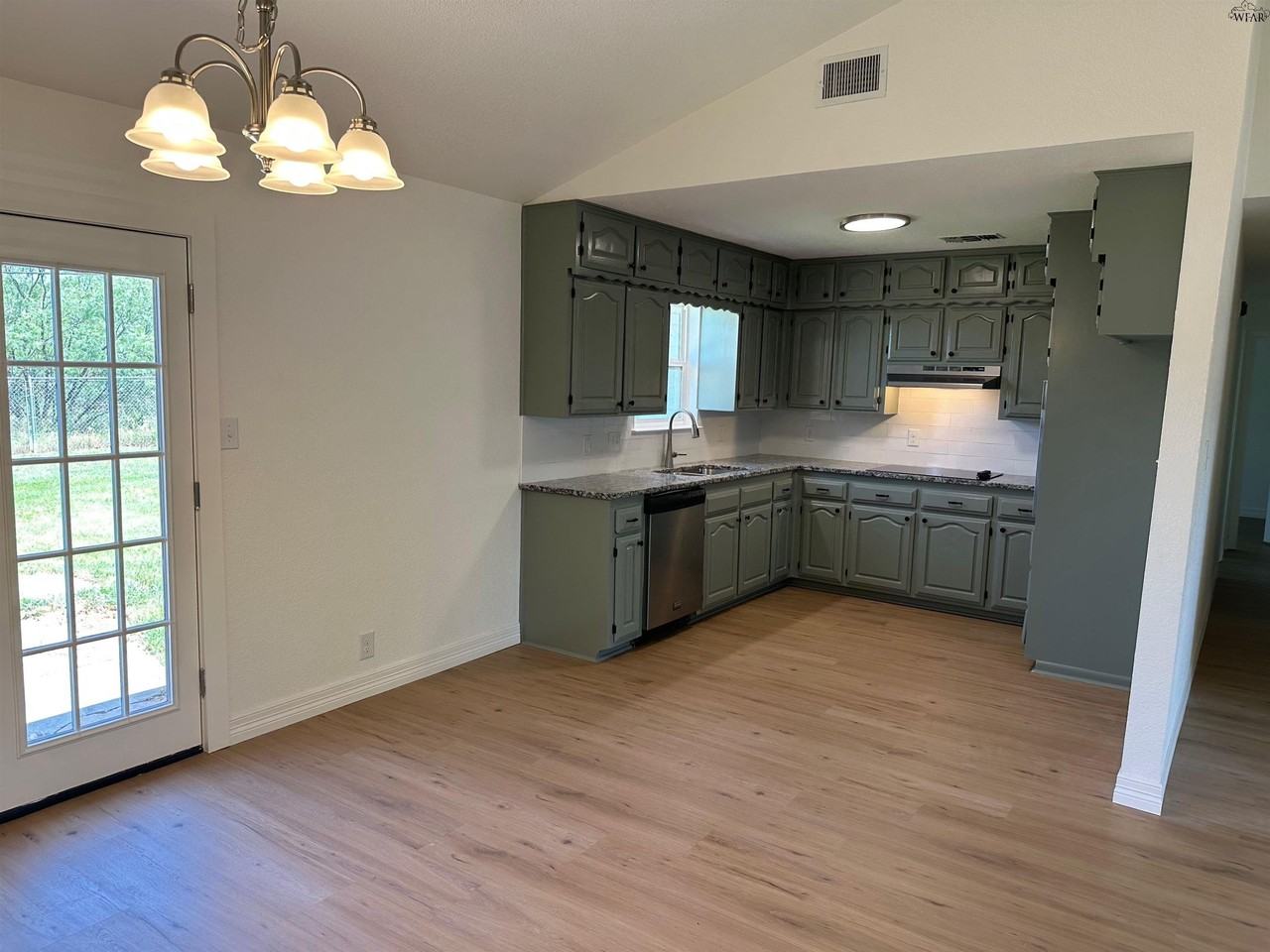 2909 S Bandera Dr - Photo 3 of 11