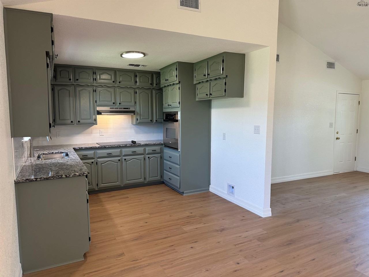 2909 S Bandera Dr - Photo 4 of 11