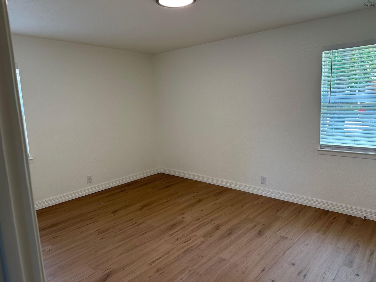 2909 S Bandera Dr - Photo 5 of 11