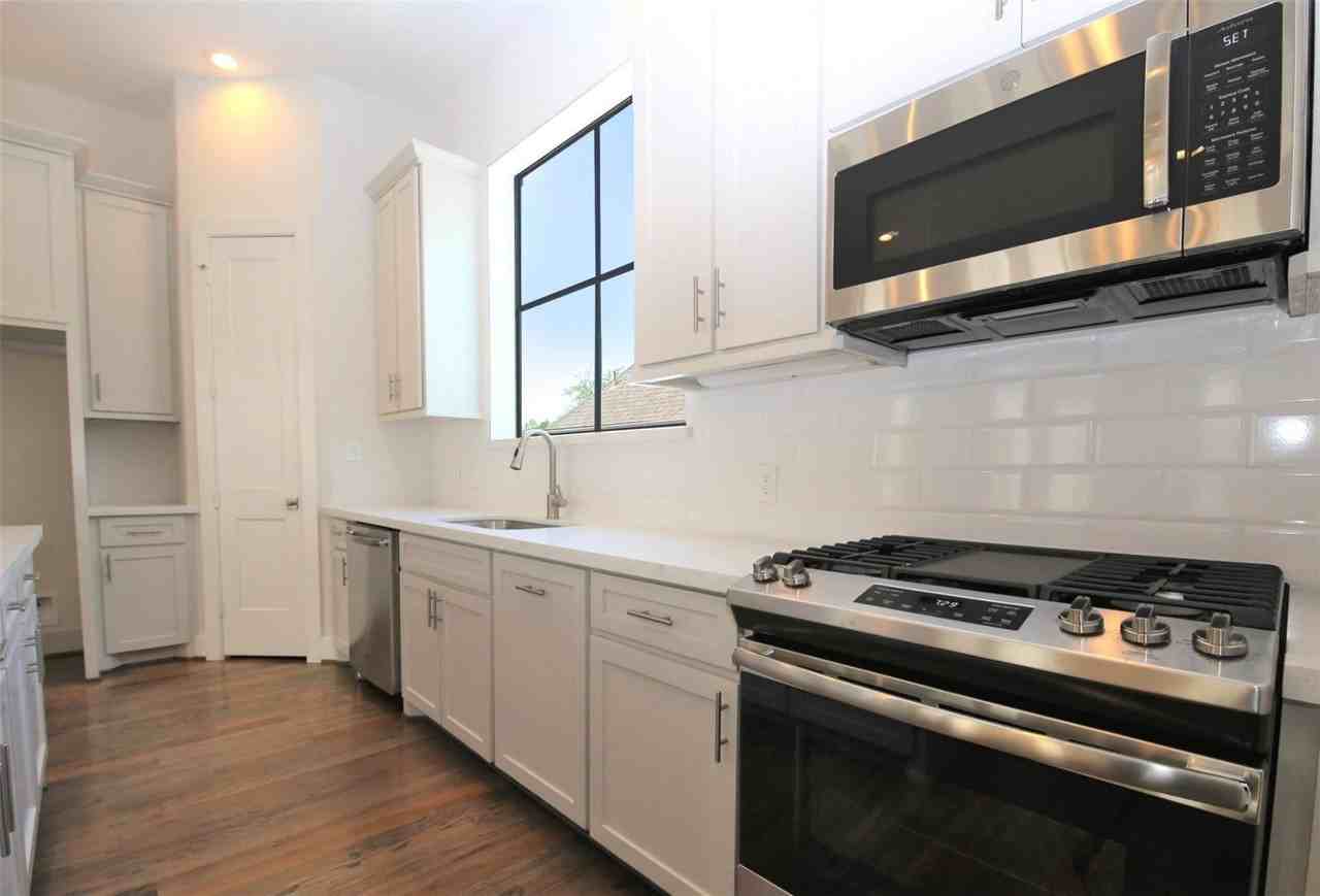 816 W 22nd St - Photo 5 of 19