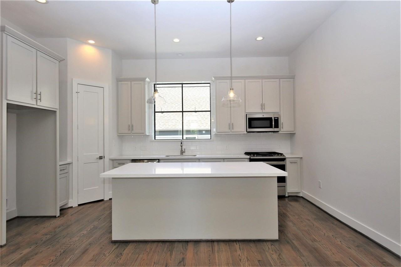816 W 22nd St - Photo 6 of 19
