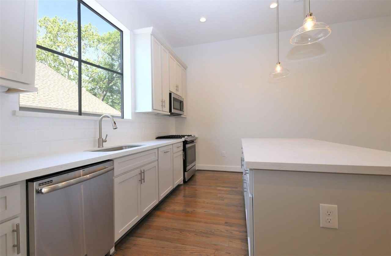 816 W 22nd St - Photo 7 of 19