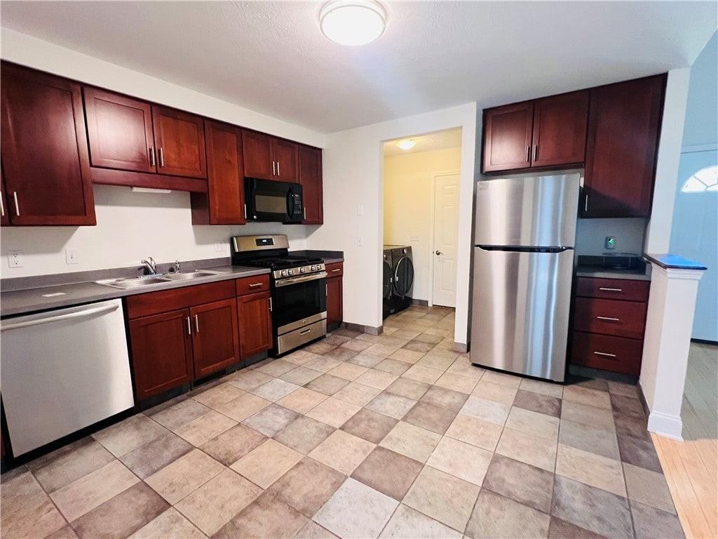 131 Broxbourne Dr - Photo 2 of 16