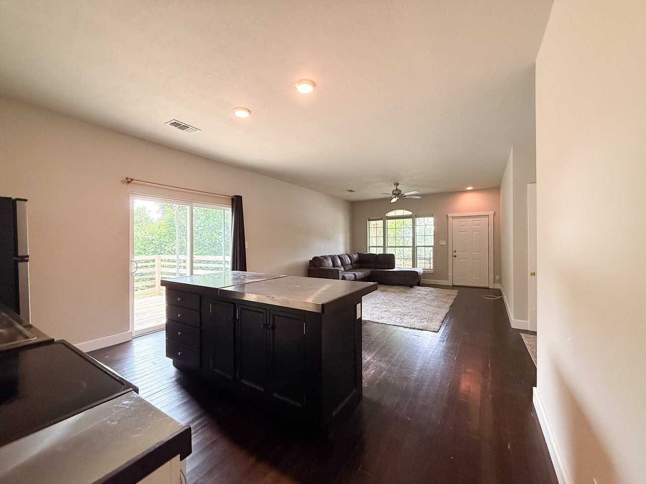 209 Joseph St - Photo 5 of 14