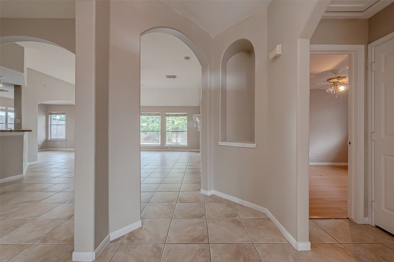 8714 Pleasantbrook Dr - Photo 4 of 27