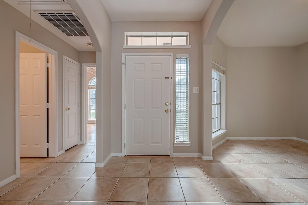 8714 Pleasantbrook Dr - Photo 5 of 27