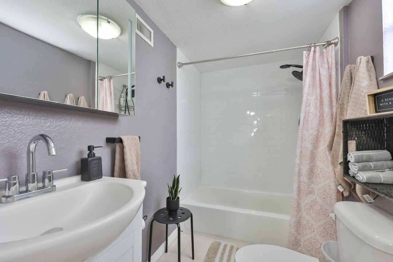 2575 S Himes Ave - Photo 5 of 21