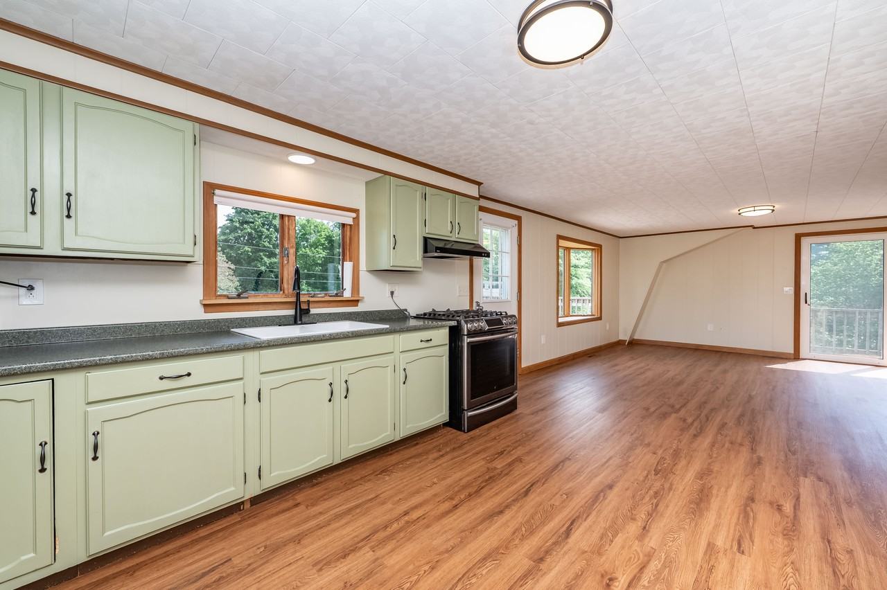 843A Goodwin Rd - Photo 4 of 19